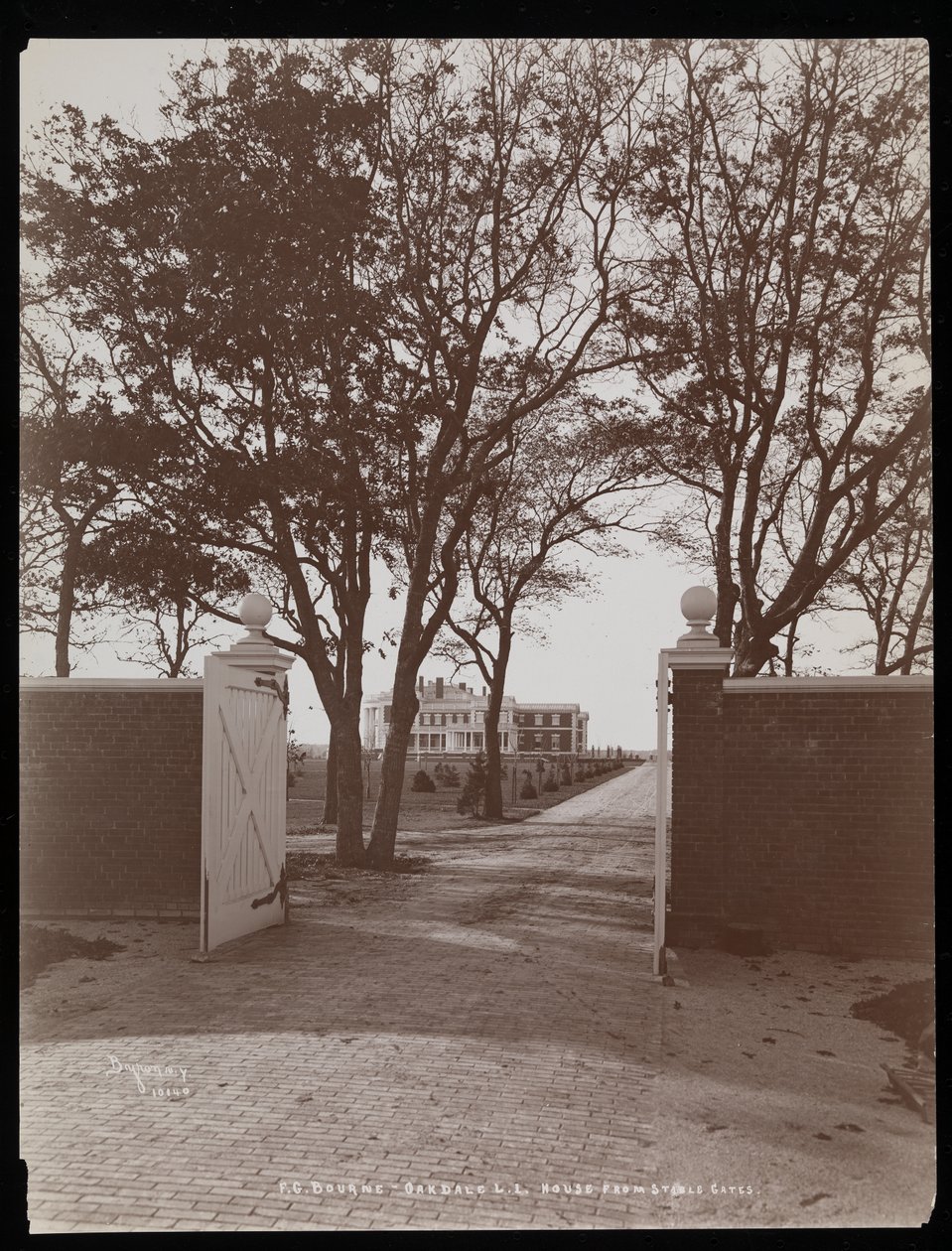 ओकडेल, लॉन्ग आइलैंड, न्यूयॉर्क में 1900 (सिल्वर जिलेटिन प्रिंट) में एफजी बॉर्न की संपत्ति पर, स्थिर फाटकों से मुख्य घर का दृश्य द्वारा बायरन कंपनी