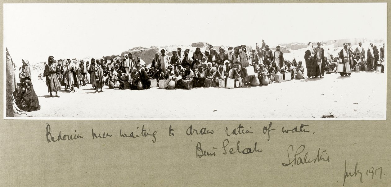 बेदोइन पुरुष पानी के अपने राशन को खींचने की प्रतीक्षा में बेनी सालेह, जुलाई 1917 द्वारा कैप्टन। आर्थर रोड्स