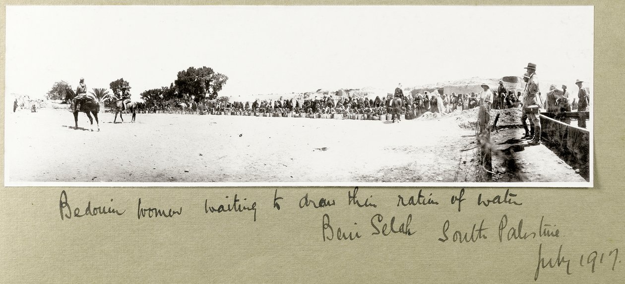 बेदोइन महिलाओं को पानी का राशन लेने का इंतजार करते हुए बेनी सालेह जुलाई 1917 द्वारा कैप्टन। आर्थर रोड्स