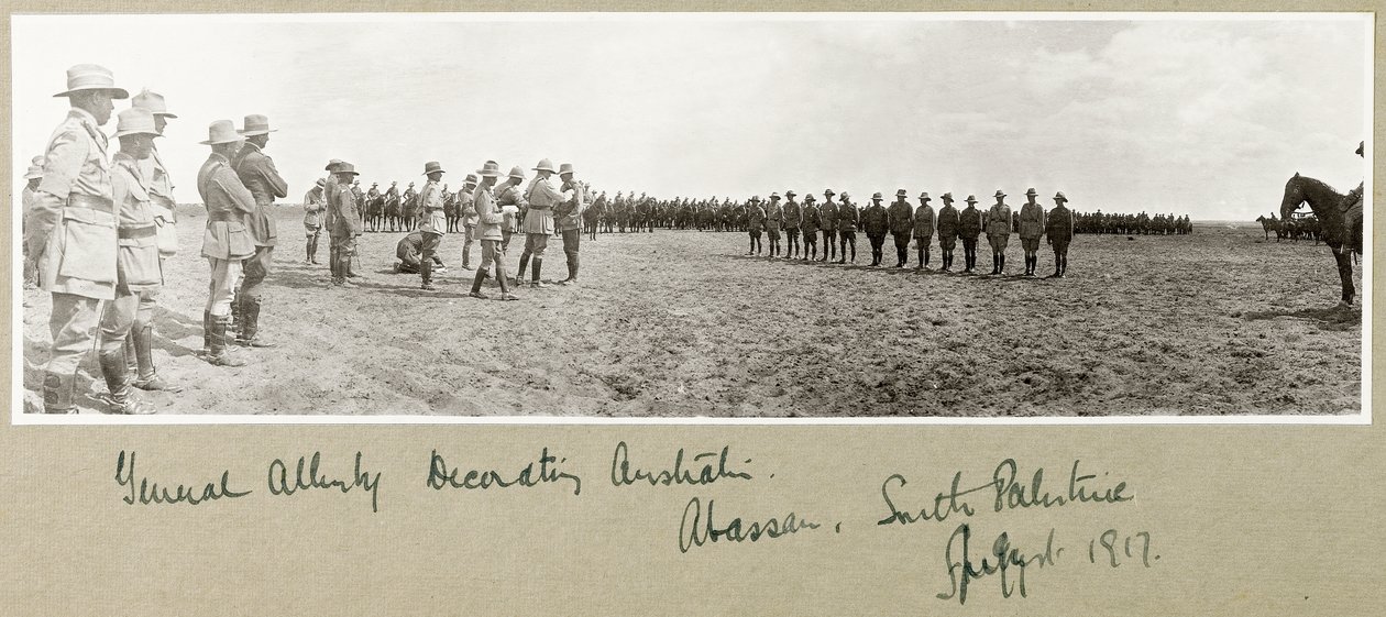 अगस्त 1917 के दक्षिण फिलिस्तीन के अबासान में ऑस्ट्रेलियाई सैनिकों को सजाते हुए जनरल एलेनबी द्वारा कैप्टन। आर्थर रोड्स