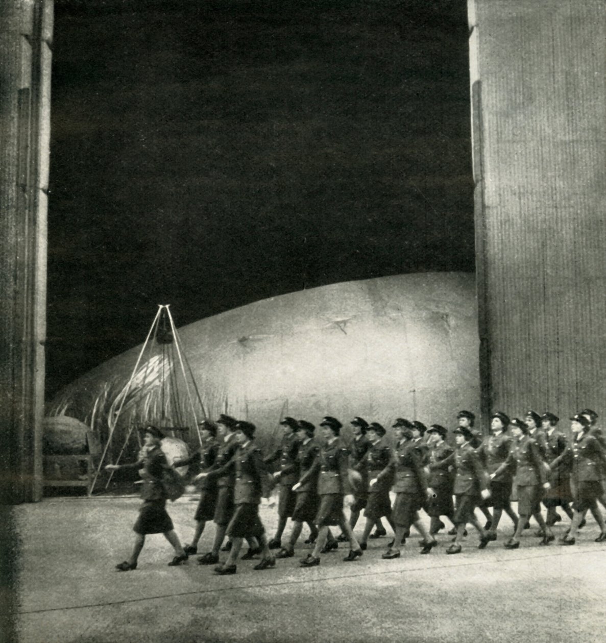 ए बैलून सेंटर में, c1943। द्वारा सेसिल बीटन