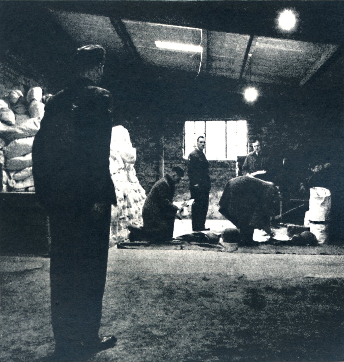 किट वितरण, 1941 द्वारा सेसिल बीटन