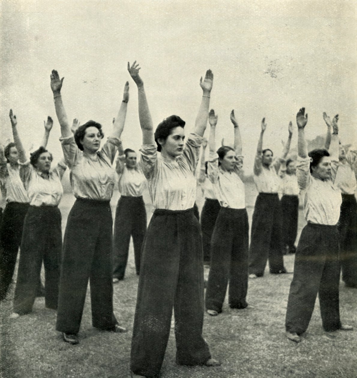 रिक्रूट डिपो में शारीरिक प्रशिक्षण, c1943। द्वारा सेसिल बीटन