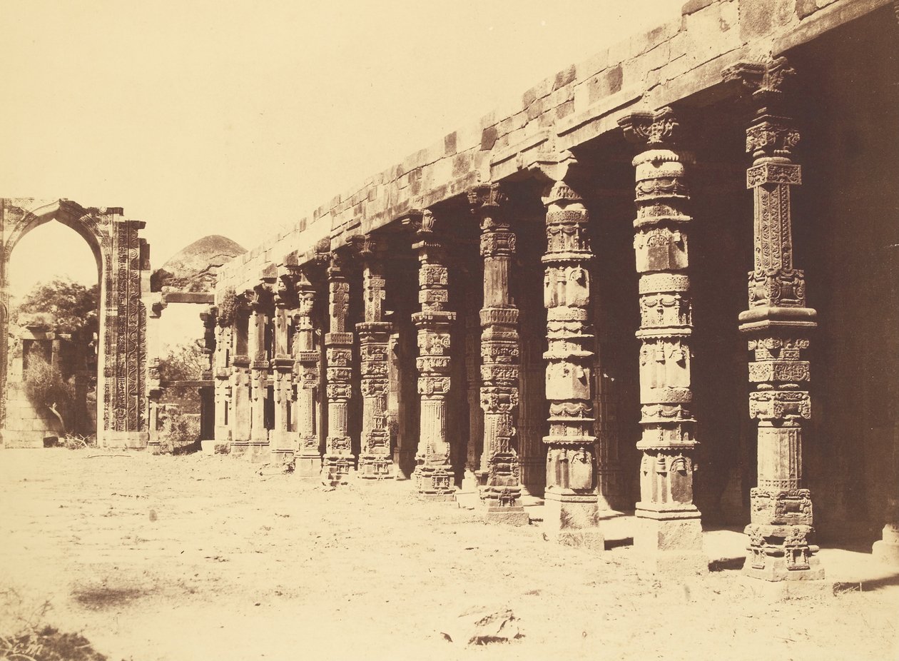 कुतुब में हिंदू मंदिर का आंतरिक भाग द्वारा चार्ल्स मोरविया