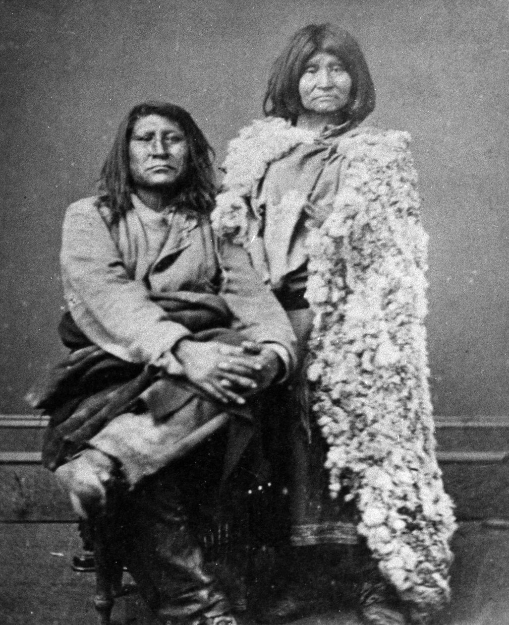 सी-गो-विट और उसकी दुल्हन उसकी खरगोश स्किन रॉब्स में, c.1880 द्वारा चार्ल्स रोसको सैवेज