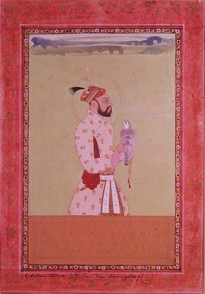 IS227-1950 आजम शाह, बादशाह औरंगज़ेब के तीसरे बेटे, एक बाज़ को पकड़े हुए, गोलकुंडा, c.1680 (पुष्प सीमा के साथ गौचे) द्वारा डेक्कन स्कूल