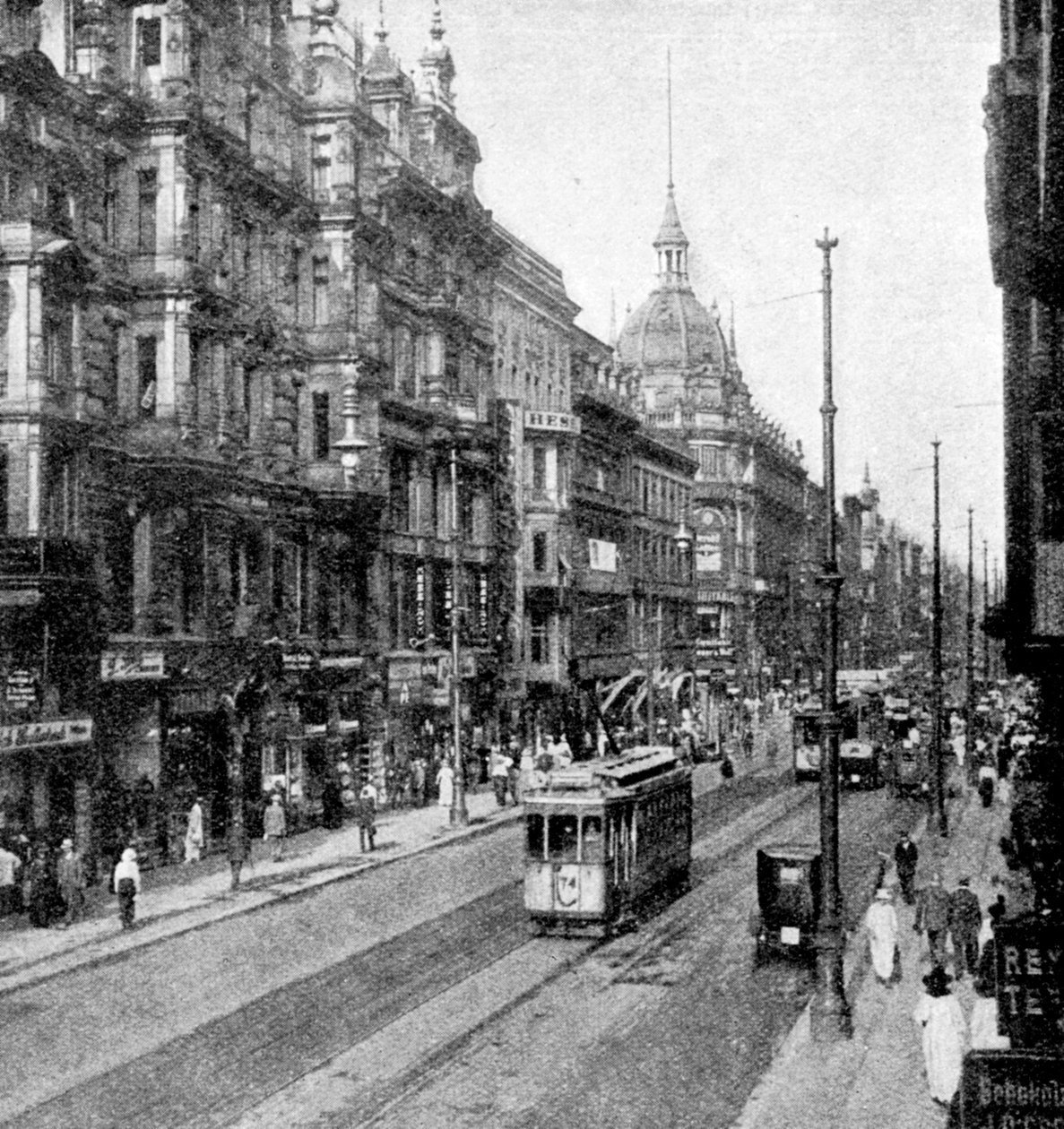 बर्लिन, जर्मनी, 1922। द्वारा डोनाल्ड मैकलेश