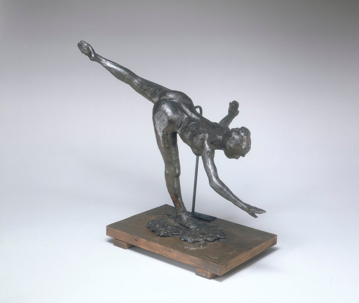 ग्रांडे अरेबसेक, तीसरी बार (पहली अरबी पेन्शी) c.1885-1890 (हरा-हरा और काला प्लास्टिलीन) द्वारा एडगर डीगास