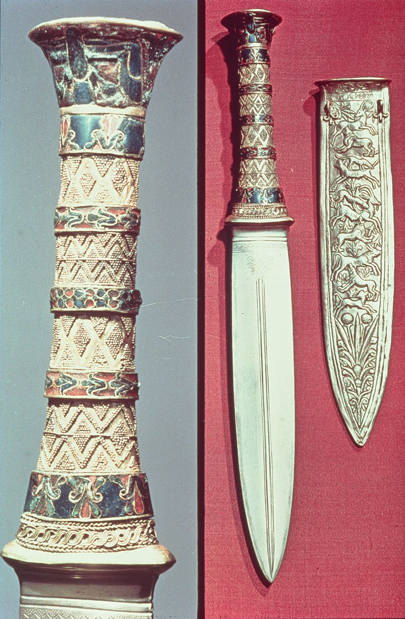स्वर्ण खंजर और म्यान, तूतनखामुन खजाना, c.1340 ई.पू. द्वारा मिस्र का 18वां राजवंश Dy