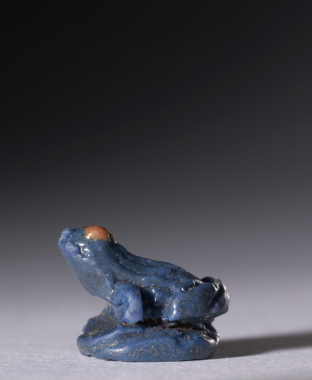 मेंढक ताबीज, c.1380-1330 ईसा पूर्व (पॉलीक्रोम फ़ाइनेस) द्वारा मिस्र का 18वां राजवंश Dy