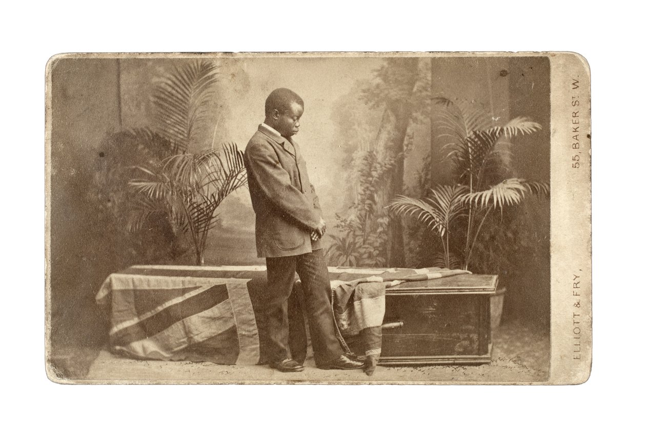 लिविंगस्टोन के ताबूत के साथ जैकब वेनराइट, लंदन, 1874 (एल्बम प्रिंट द्वारा इलियट और फ्राई स्टूडियो