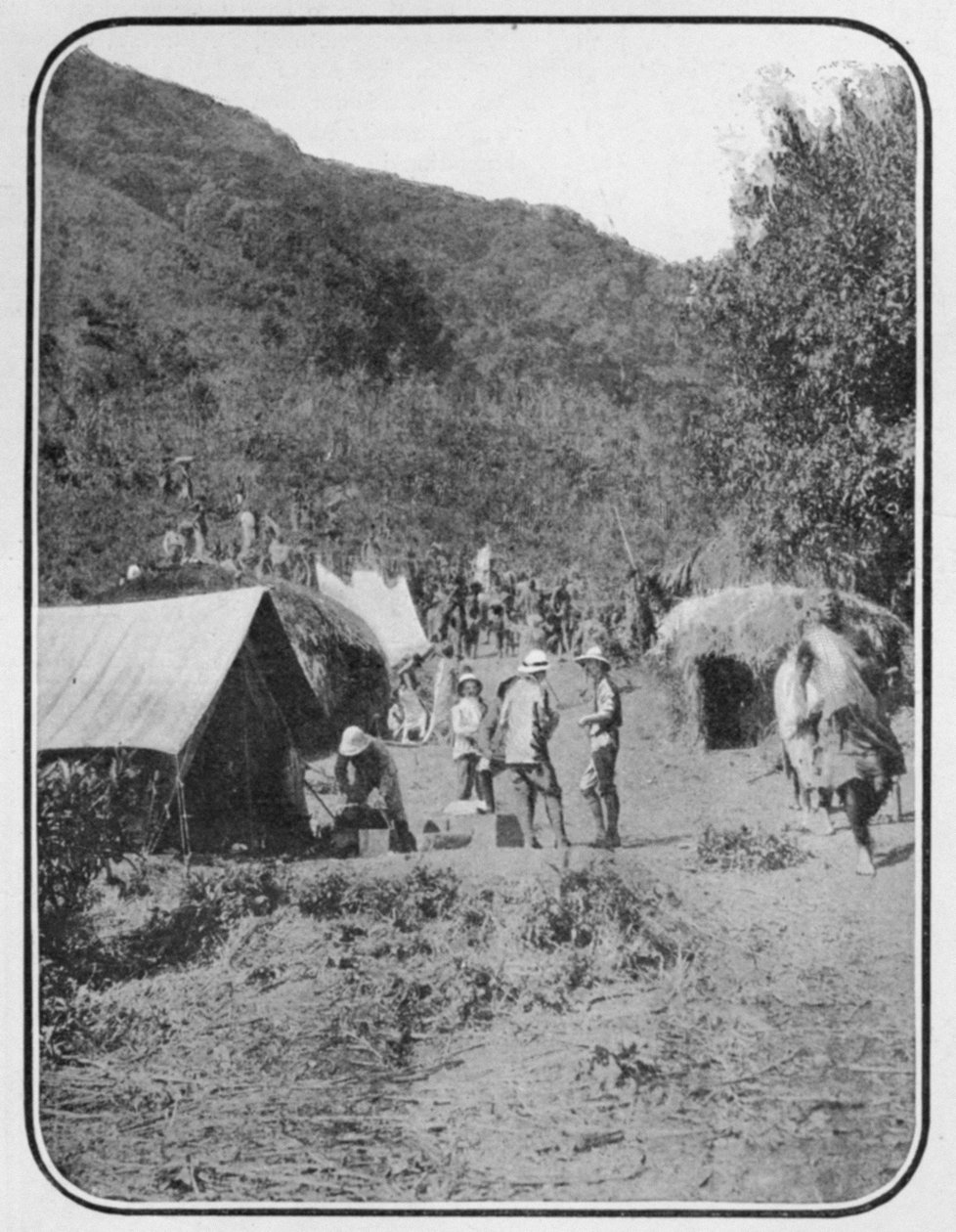 एक पहाड़ अभियान स्थायी बेस कैंप छोड़कर, एक लेख से चंद्रमा के पहाड़ों के लिए ग्राफिक अक्टूबर 27, 1906 में प्रकाशित द्वारा अंग्रेजी फोटोग्राफर