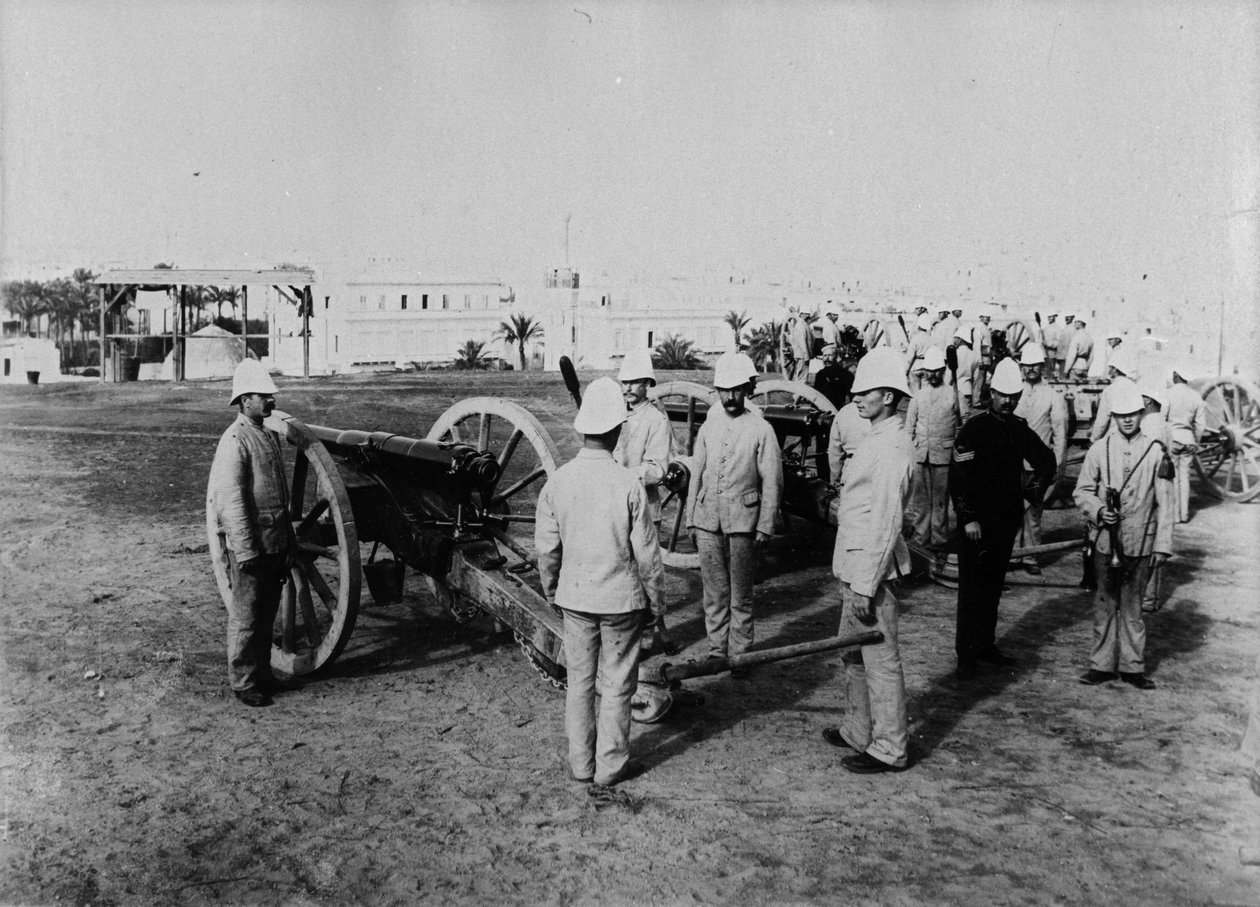 गन के साथ ब्रिटिश आर्टिलरी मेन, c.1882-3 द्वारा अंग्रेजी फोटोग्राफर