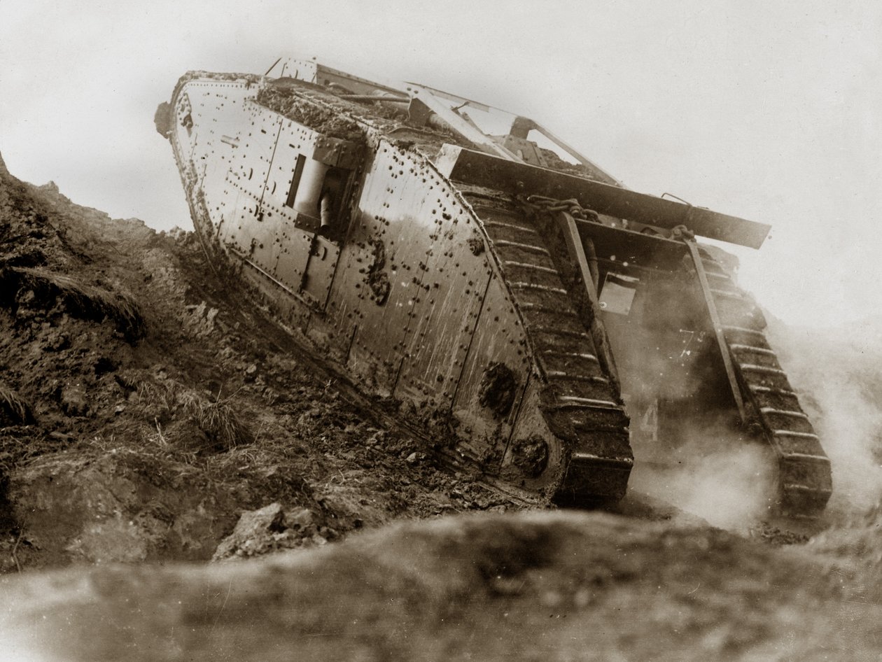परीक्षण के दौरान ब्रिटिश मार्क IV महिला टैंक, 1917 द्वारा अंग्रेजी फोटोग्राफर