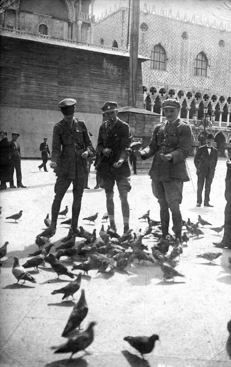 WWI के दौरान वेनिस में ब्रिटिश सैनिक द्वारा अंग्रेजी फोटोग्राफर