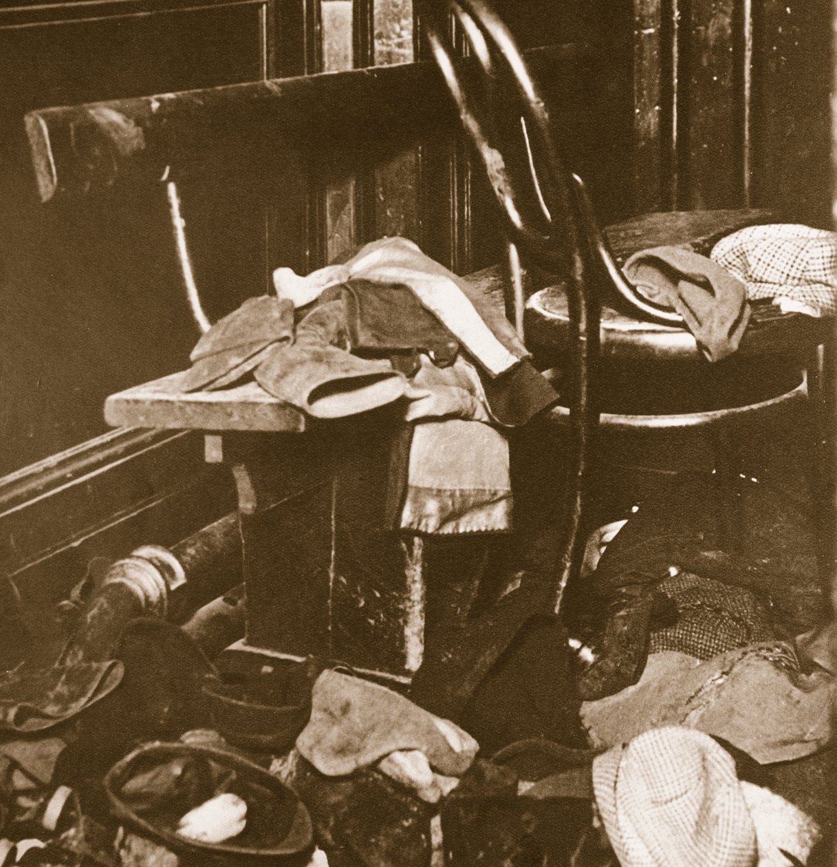 31 दिसंबर, 1929 को फायर निकासी के परिणाम के रूप में पैस्ले सिनेमा में छोड़ दिए गए लड़कों के कपड़े द्वारा अंग्रेजी फोटोग्राफर