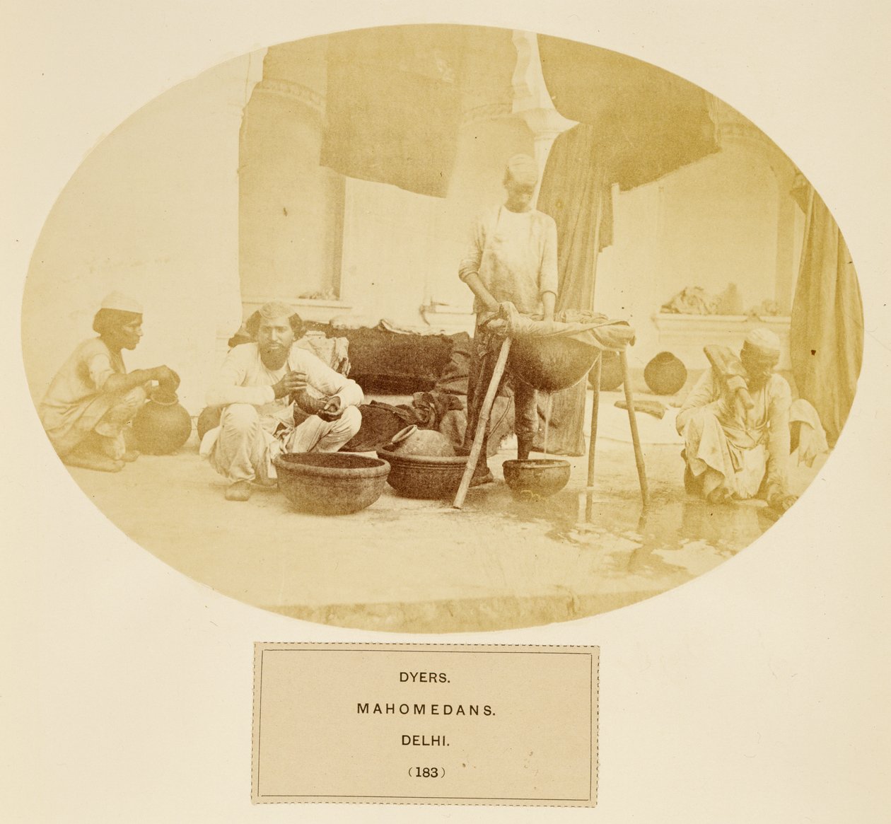 द फोर्ब्स ऑफ इंडिया के जे। फोर्ब्स वॉटसन के खरीदार, महोमेदान, दिल्ली, 1868 प्रकाशित (एल्बम प्रिंट) द्वारा अंग्रेजी फोटोग्राफर