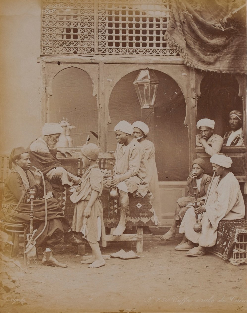 1893 में एक आंगन में मिस्र का परिवार द्वारा अंग्रेजी फोटोग्राफर