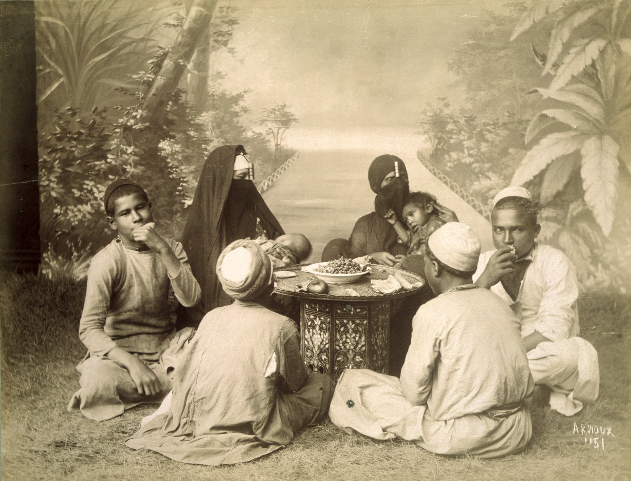 मिस्र का परिवार खाना खा रहा है, c.1880 द्वारा अंग्रेजी फोटोग्राफर
