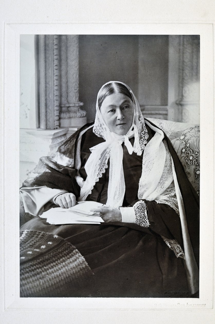 फ्लोरेंस नाइटिंगेल, 1891 में क्लेडॉन हाउस में ब्लू रूम में एक सोफे पर बैठे थे द्वारा अंग्रेजी फोटोग्राफर