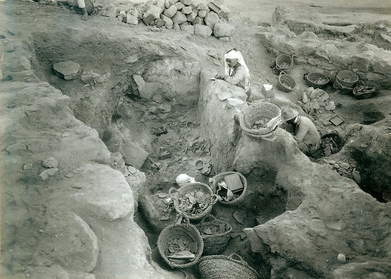 गारस्टैंग रिकॉर्डिंग ने मध्य कांस्य युग (2000-1500 ईसा पूर्व) के स्टोर रूम, 1930 की खुदाई की द्वारा अंग्रेजी फोटोग्राफर