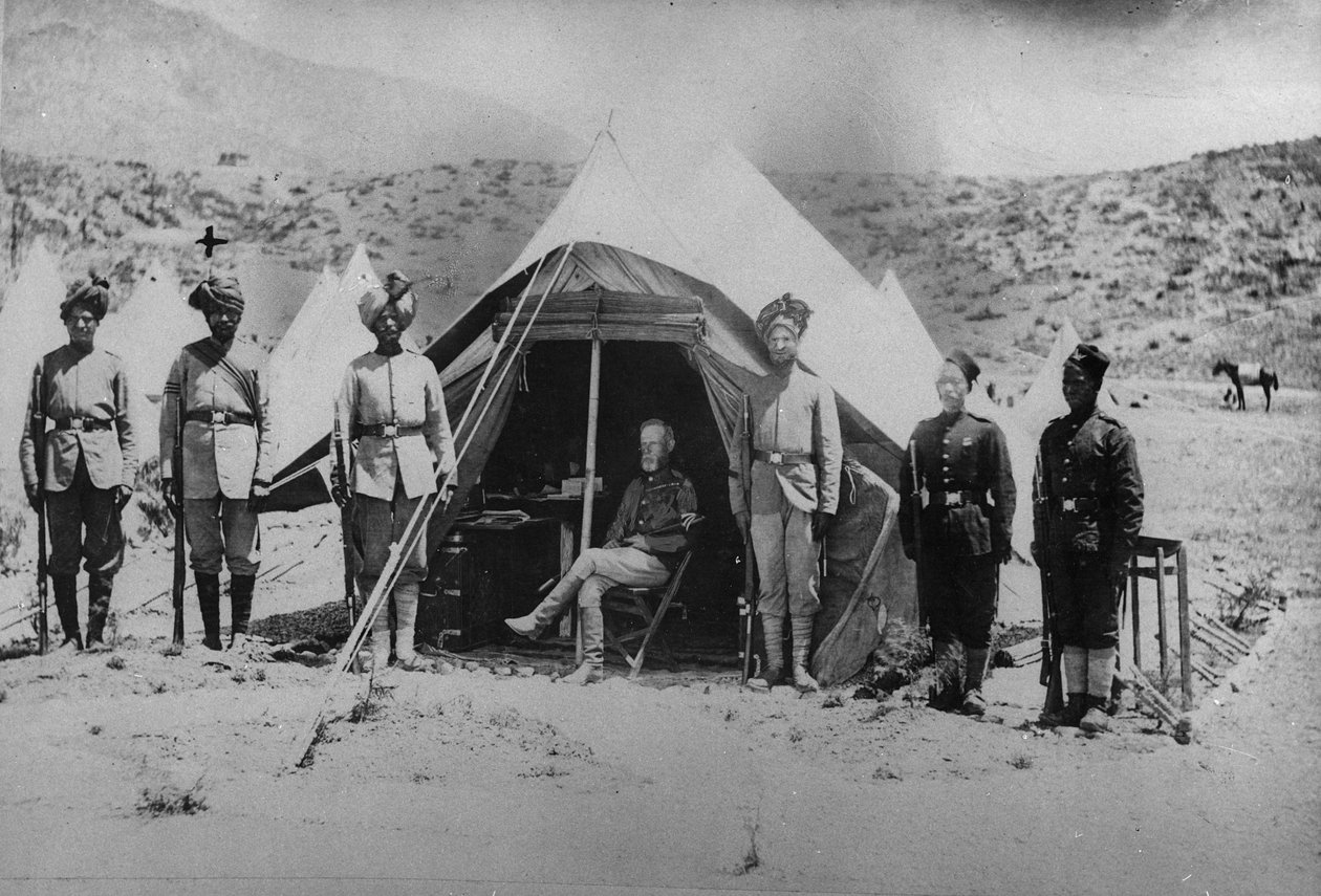 द्वितीय अफगान युद्ध, 1878-80 के दौरान उपयोग किए गए छोटे तम्बू में अपने मूल आदेशों के साथ जनरल रॉबर्ट्स द्वारा अंग्रेजी फोटोग्राफर