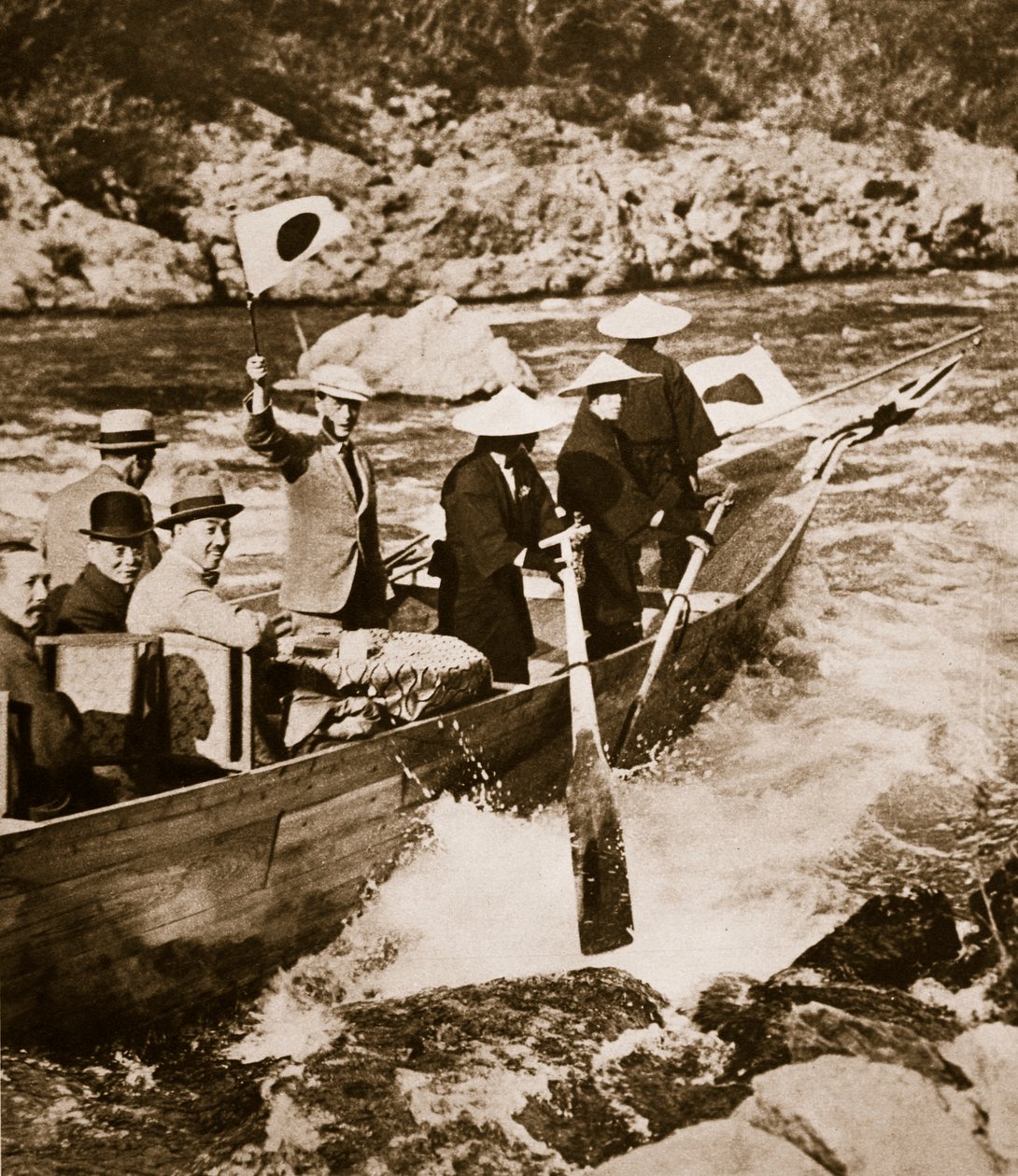 1922 में जापान के क्योटो में रैपिड्स में किंग एडवर्ड VIII द्वारा अंग्रेजी फोटोग्राफर