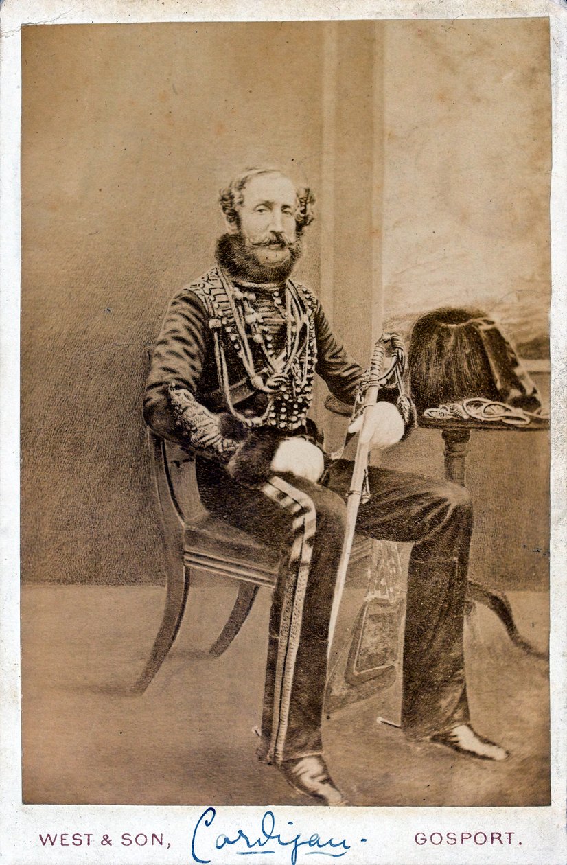 लॉर्ड कार्डिगन (1797-1868) कर्नल की वर्दी में, 11 वें (प्रिंस अल्बर्ट्स खुद) रेजिमेंट ऑफ हुसैन, 1855 द्वारा अंग्रेजी फोटोग्राफर