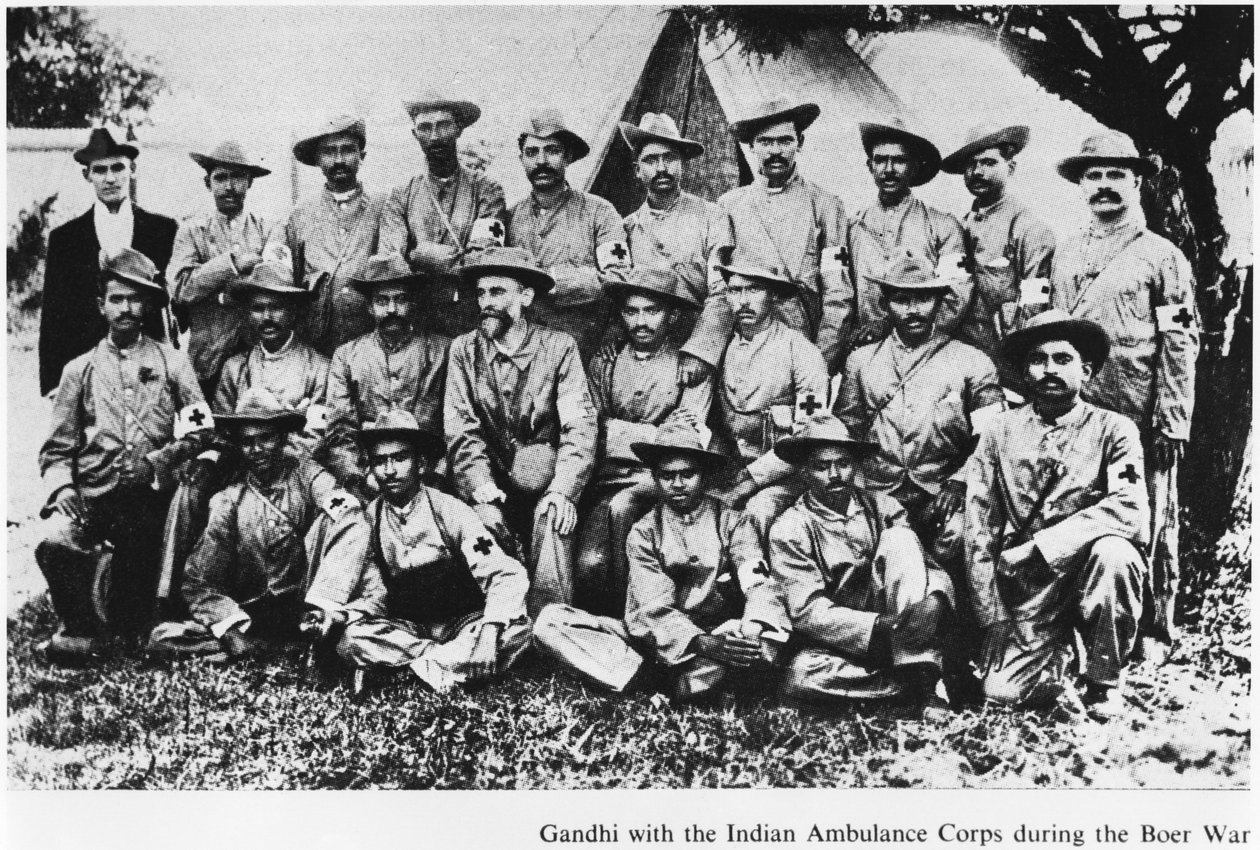 महात्मा गांधी (1869-1948) बोअर युद्ध, दक्षिण अफ्रीका, 1899 के दौरान भारतीय एम्बुलेंस कोर के साथ द्वारा अंग्रेजी फोटोग्राफर