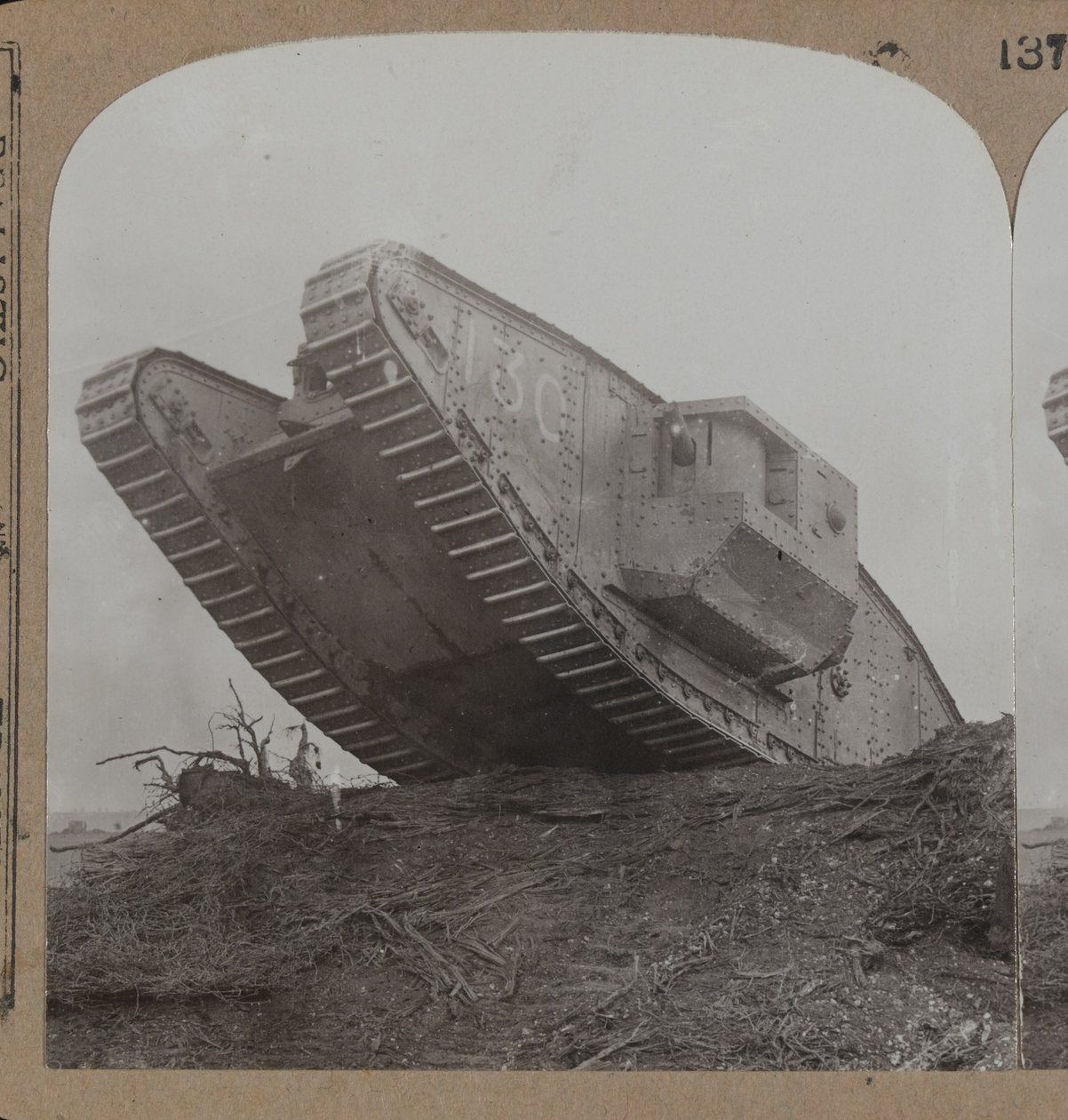 हमारे राक्षस टैंक कंटीले तारों की बेल्ट को तोड़ देते हैं और 1914-18 में हुनर को पूरी तरह से आश्चर्यचकित कर देते हैं द्वारा अंग्रेजी फोटोग्राफर
