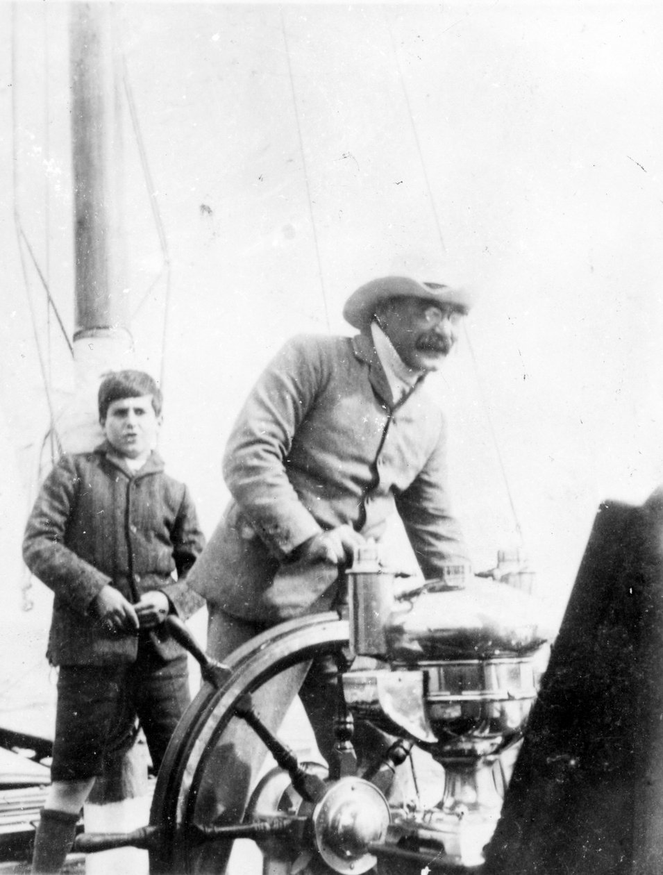 रुडयार्ड किपलिंग और उनके बेटे जॉन ने नौका &39;बंटम&39; पर, c.1910 द्वारा अंग्रेजी फोटोग्राफर
