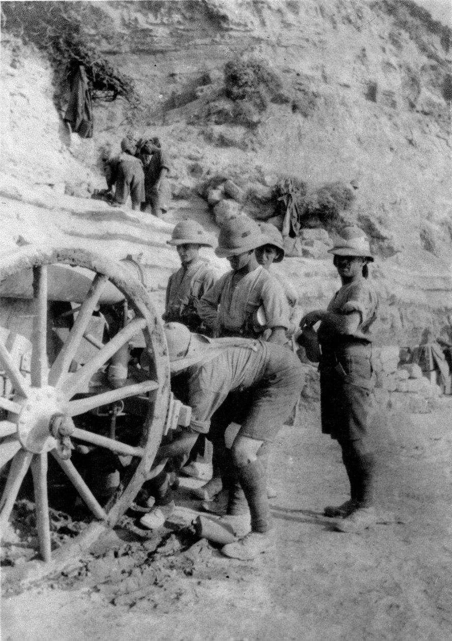 प्रथम विश्व युद्ध, 1915 के दौरान तोप की मरम्मत करते सैनिक द्वारा अंग्रेजी फोटोग्राफर
