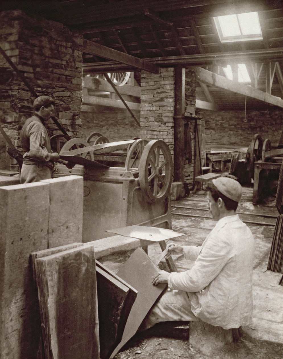 Llechwedd स्लेट खदान, 1896 में टाइलिंग के लिए स्लेटिंग विभाजन द्वारा अंग्रेजी फोटोग्राफर