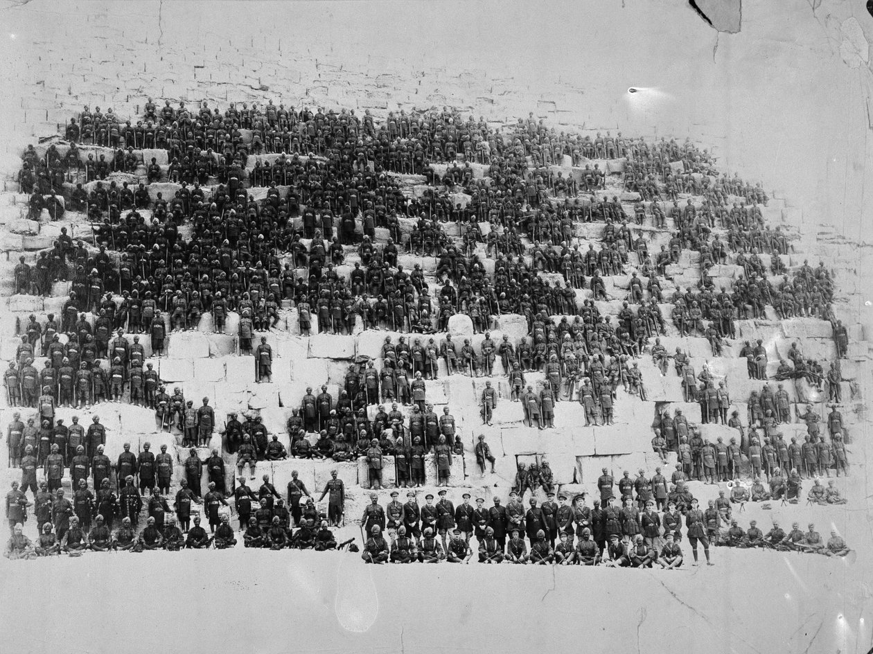38 डोगरों ने पिरामिडों में से एक पर, मिस्र, 1918 द्वारा अंग्रेजी फोटोग्राफर