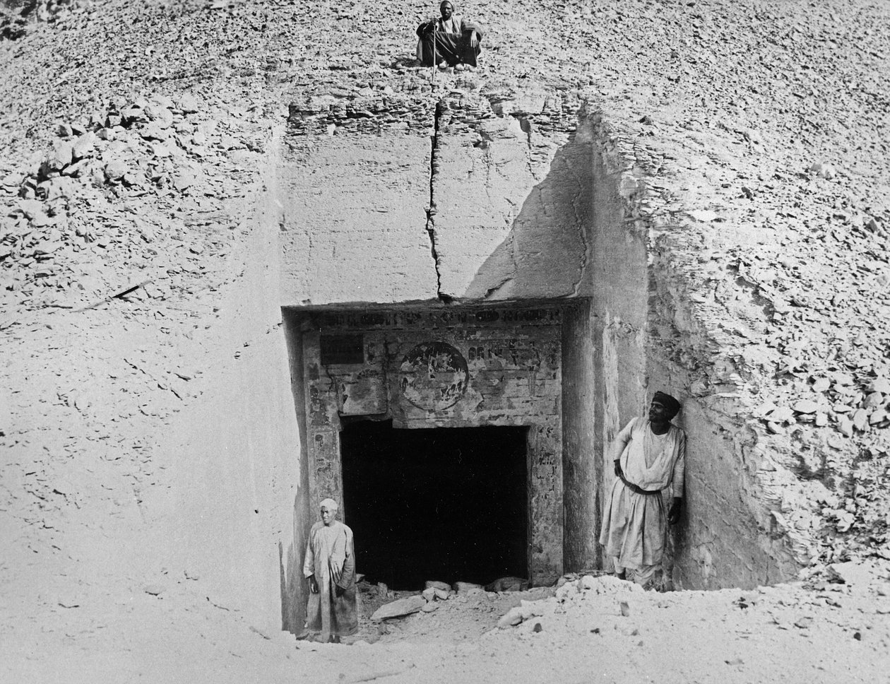 एक मकबरे का प्रवेश द्वार द्वारा अंग्रेजी फोटोग्राफर