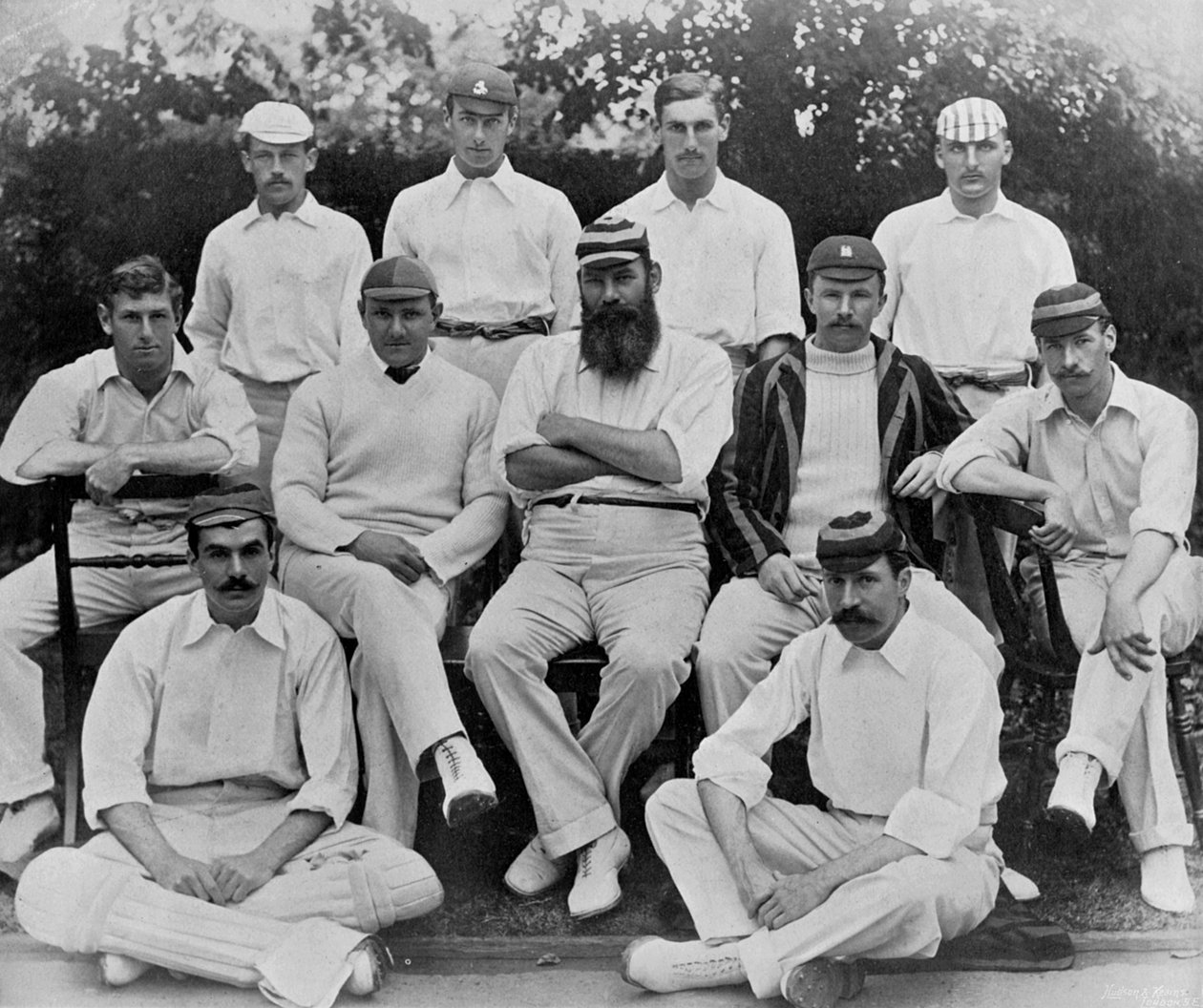 जेंटलमैन वी प्लेयर्स की टीम 1894 में लॉर्ड्स में प्रसिद्ध क्रिकेटर्स और क्रिकेट ग्राउंड्स से मैच करती है, हडसन और किर्न्स द्वारा 1895 द्वारा अंग्रेजी फोटोग्राफर