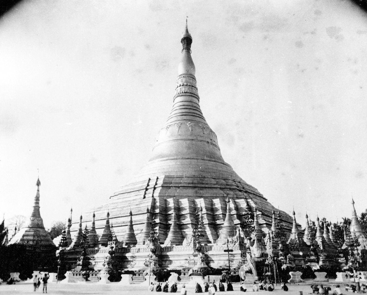 रंगून में श्वेदागोन पैगोडा, c.1886 द्वारा अंग्रेजी फोटोग्राफर