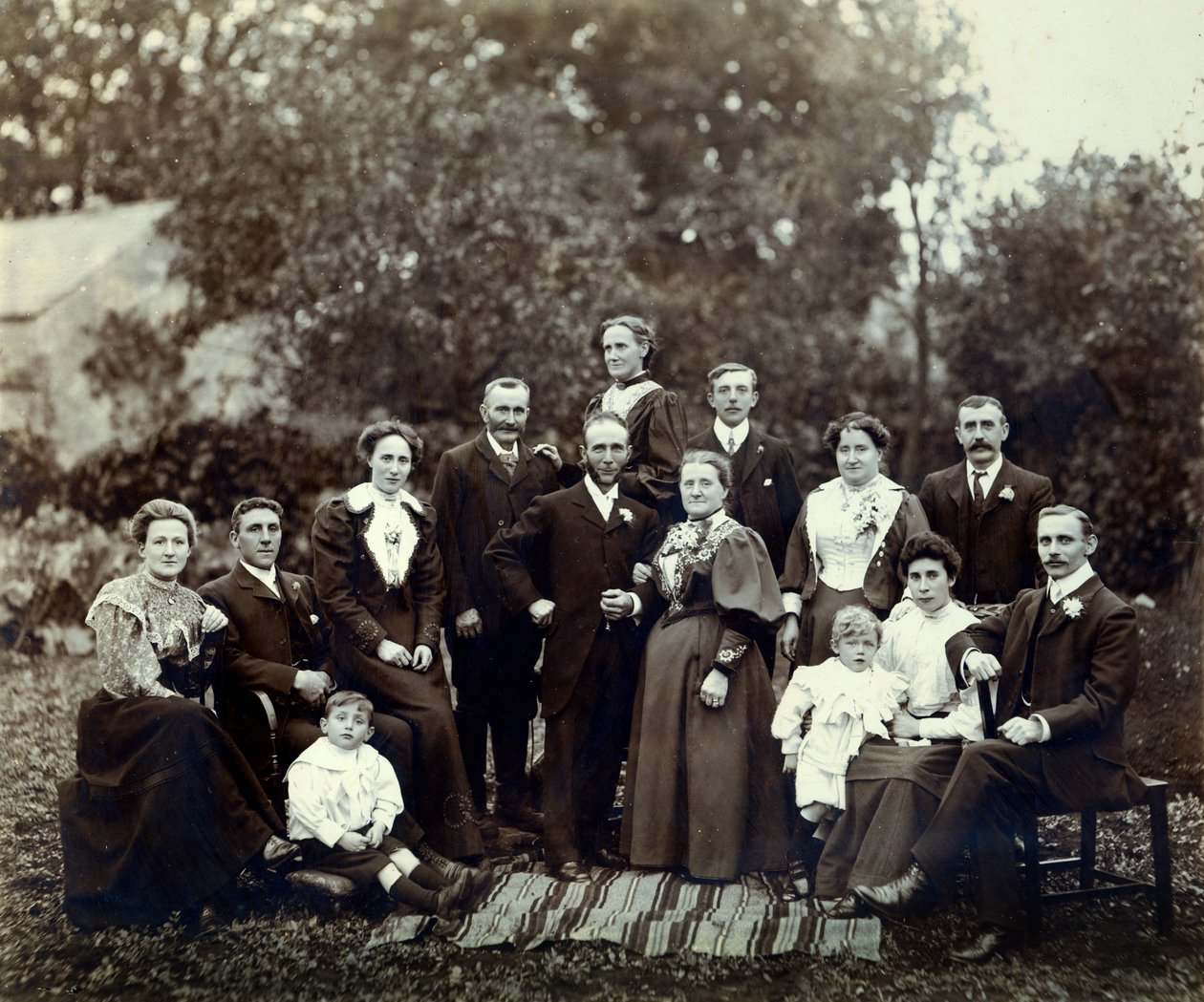 विवाह समूह, ट्रोब्रिज, विल्टशायर, इंग्लैंड, c.1900 द्वारा अंग्रेजी फोटोग्राफर