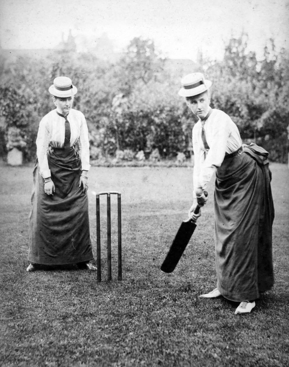 क्रिकेट खेलने वाली महिला, c.1890 द्वारा अंग्रेजी फोटोग्राफर