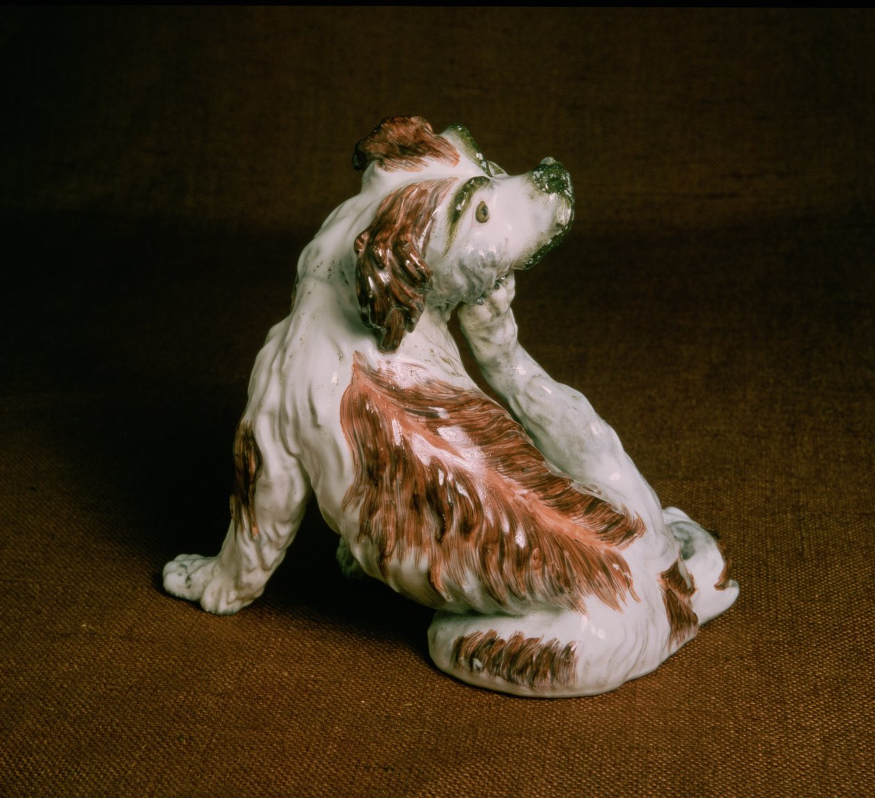 किंग चार्ल्स स्पैनियल, चेल्सी-डर्बी काल, c.1780 (चीनी मिट्टी के बरतन) का डर्बी आंकड़ा द्वारा अंग्रेजी स्कूल