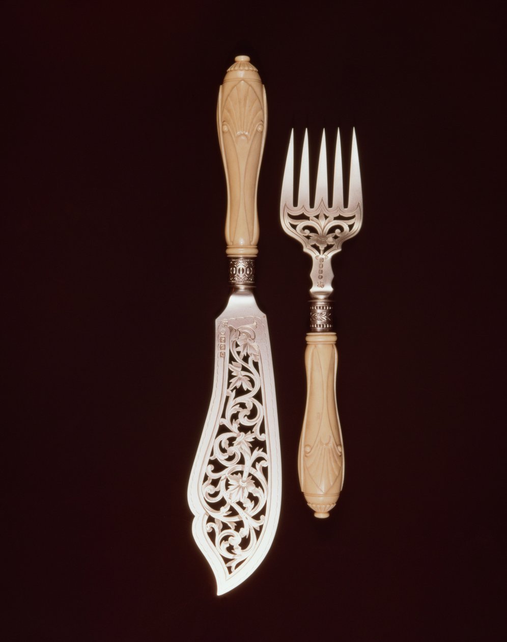 J.Whipple and Co., Exeter, 1880 (सिल्वर) द्वारा नक्काशीदार हाथी दांत के साथ मछली-सर्वर द्वारा अंग्रेजी स्कूल