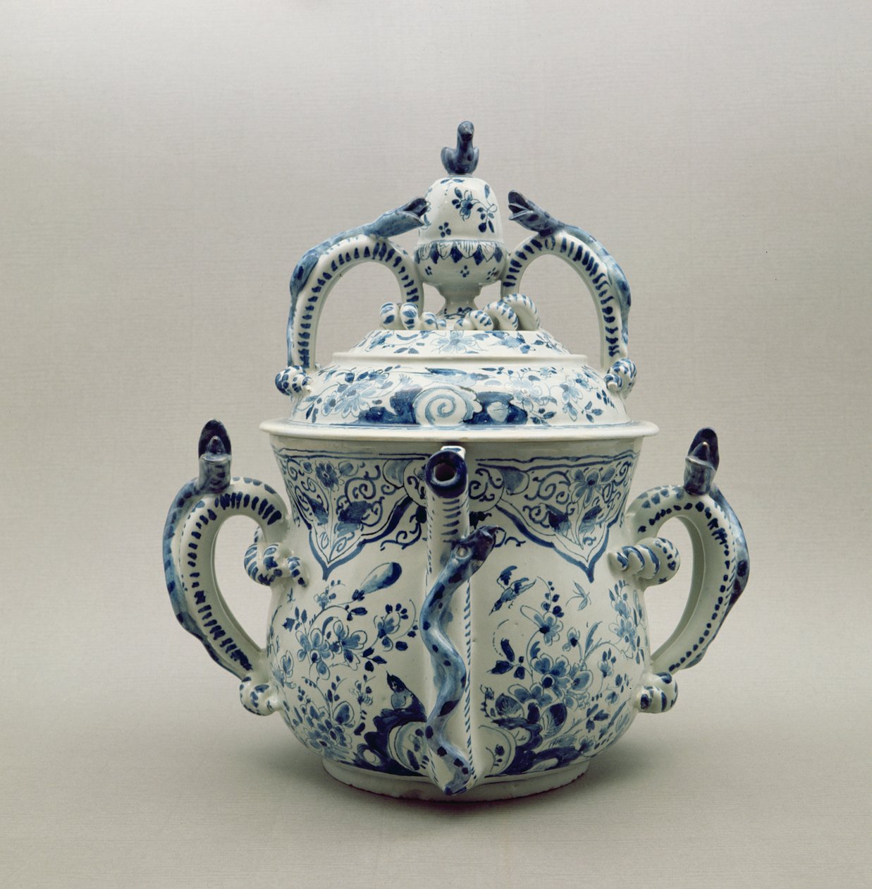 लेम्बेथ डेल्फ़्टवेयर पॉट, नीला और सफेद, c.1695 (सिरेमिक) द्वारा अंग्रेजी स्कूल