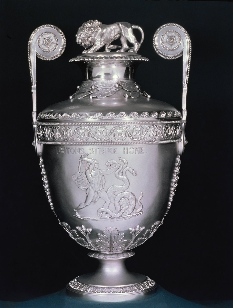 Trafalgar Vase, जॉन फ्लैक्समैन द्वारा डिज़ाइन किया गया 1755-1826, डिग्बी स्कॉट और बेंजामिन स्मिथ द्वारा बनाया गया, लंदन, 1805-06 सिल्वर द्वारा अंग्रेजी स्कूल