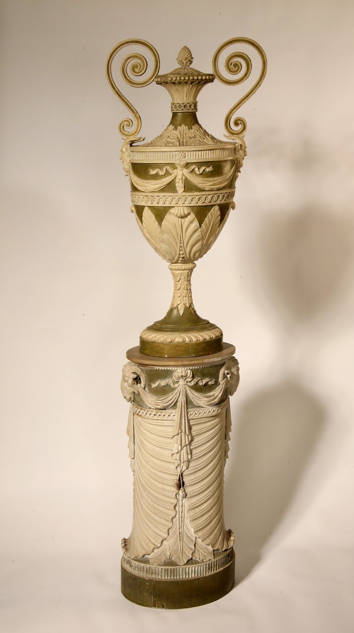 एक पेडस्टल पर मूत्र, c.1800 द्वारा अंग्रेजी स्कूल