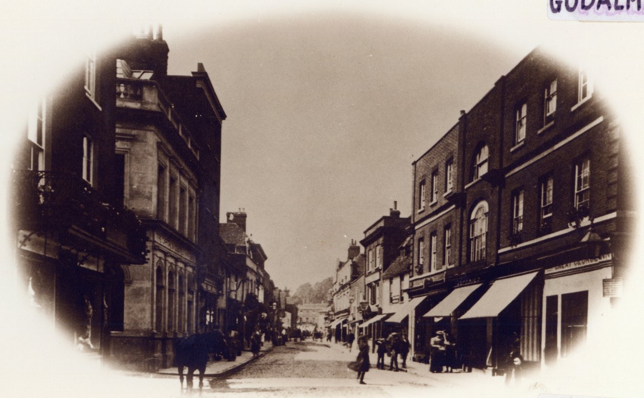 Godalming High Street, Surrey, c.1900 (सीपिया फोटो) द्वारा अंग्रेजी फोटोग्राफर