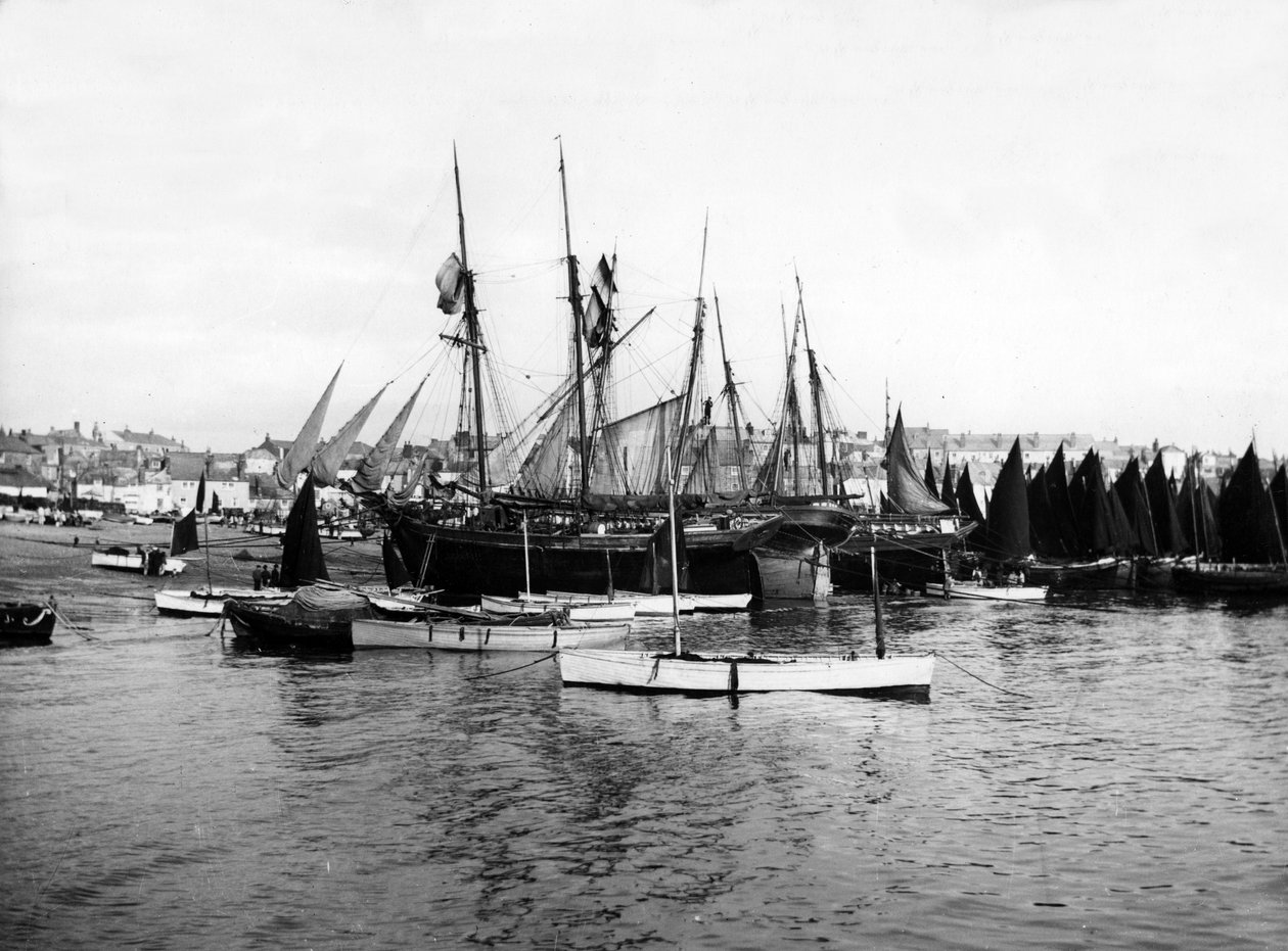 सेंट इव्स हार्बर, c.1880-99 द्वारा अंग्रेजी फोटोग्राफर