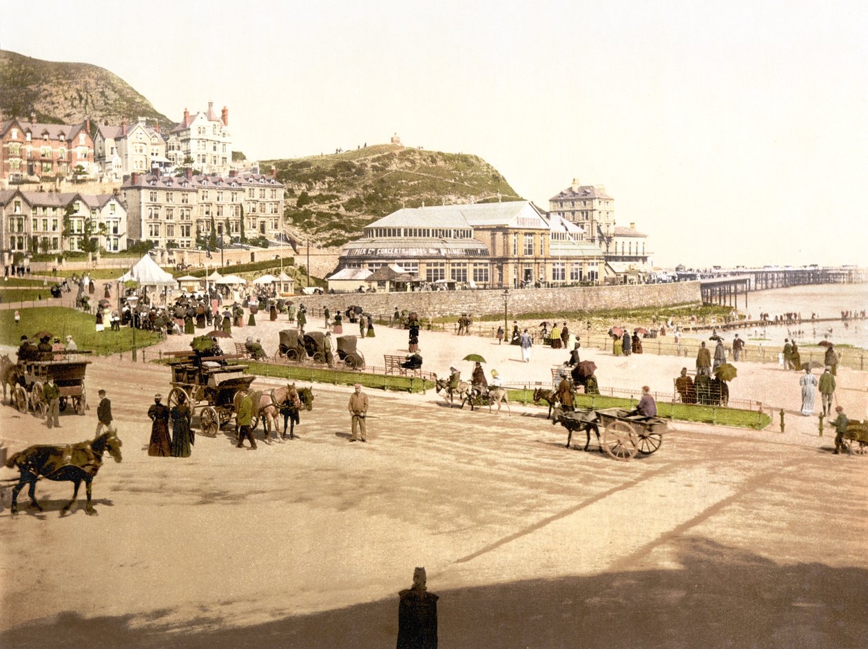 समुद्र तट पर, Llandudno (हाथ से रंगीन फोटो) द्वारा अंग्रेजी स्कूल