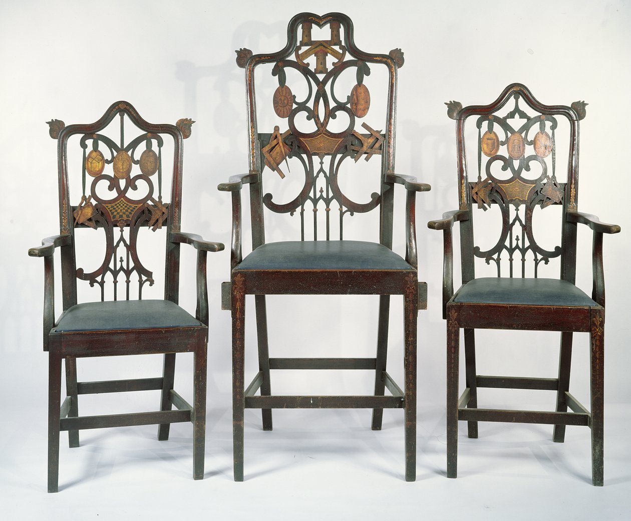 तीन जॉर्जियाई मेसोनिक अध्यक्ष, c.1790 (महोगनी) द्वारा अंग्रेजी स्कूल
