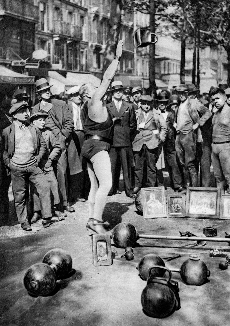 भारोत्तोलक के साथ मजबूत बाजीगरी, 1931, पेरिस। द्वारा अर्नेस्ट फ्लेमरियन