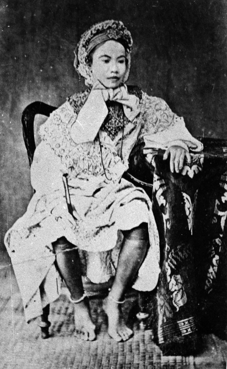 यूरोपीय पोशाक में एक कंबोडियन या स्याम देश की रानी, c.1860s द्वारा यूरोपीय फोटोग्राफर